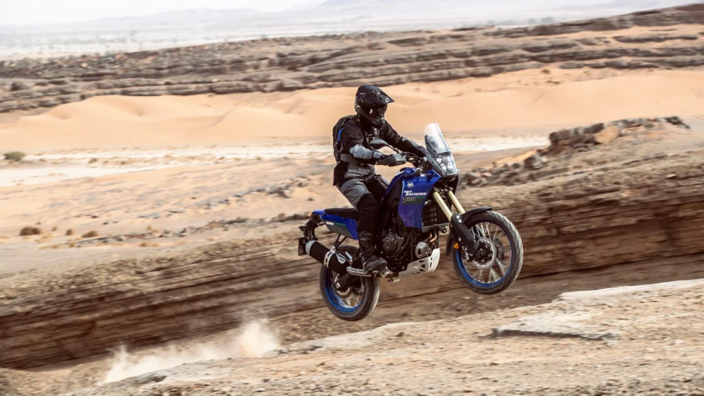 yamaha-ténéré-blue-action-desert