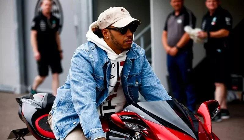 lewis-hamilton-en-motoGP